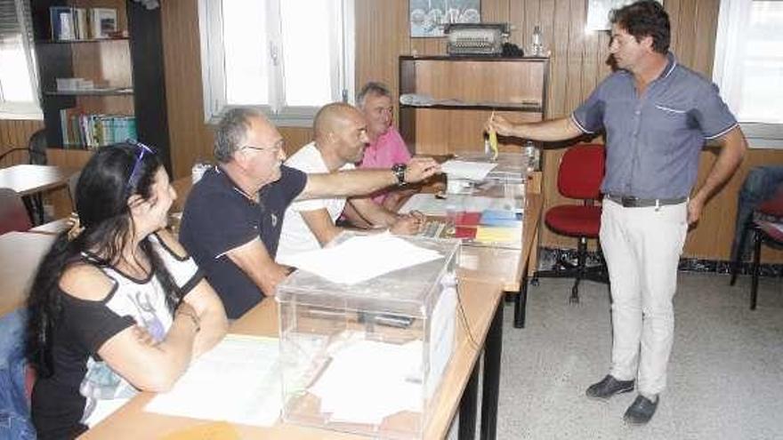 Javier Costa vota en las elecciones en Cangas. // Santos Álvarez