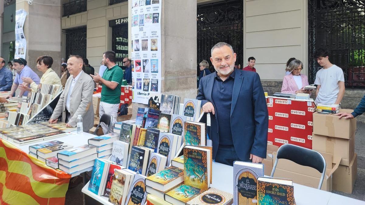 Jesús Sánchez Adalid abre la Feria del Libro de Plasencia en su 840 aniversario.