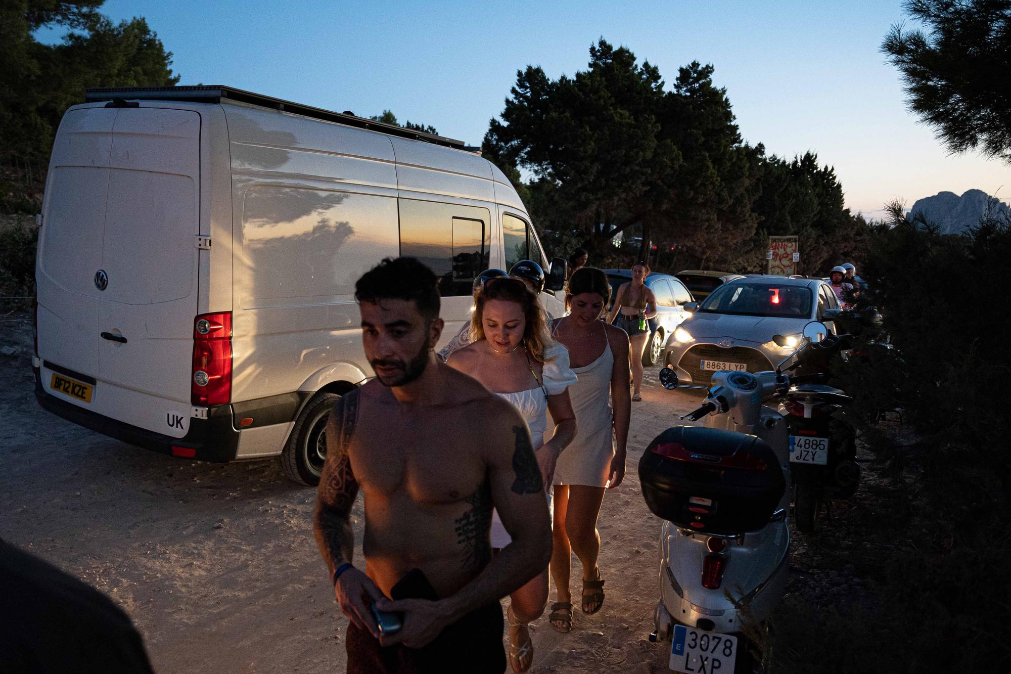 Caos circulatorio para ver uno de los mejores atardeceres de Ibiza, frente a es Vedrà