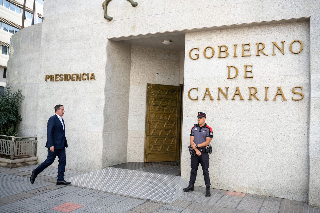 El féretro de Lorenzo Olarte llega a la Presidencia del Gobierno en Las Palmas de Gran Canaria