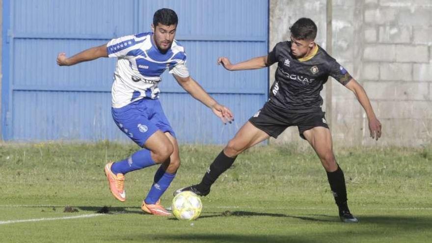 Álvaro y David pugnan por un balón en el Real Avilés-Caudal de la semana pasada.