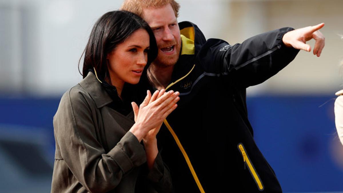 Meghan Markle con gabardina militar junto al Príncipe Harry en los entrenamientos de los Juegos Invictus