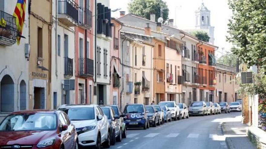 Vehicles estacionats al barri de Pedret de Girona, on cada cop és més difícil trobar plaça.