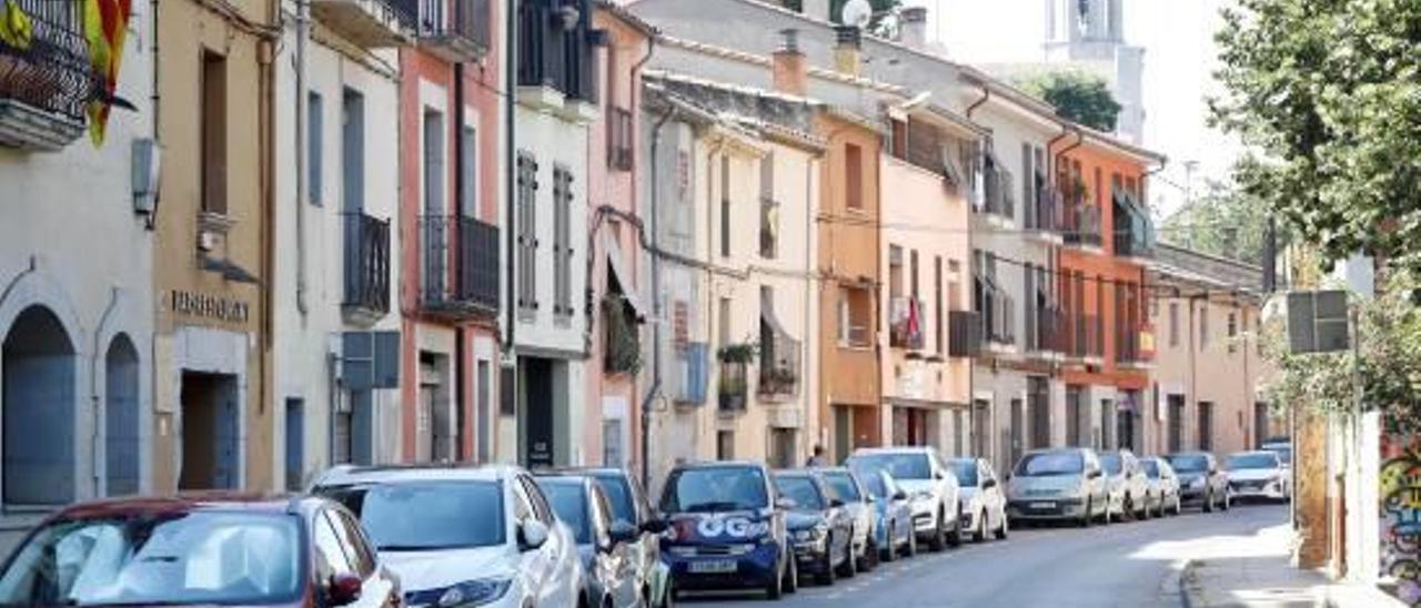 Vehicles estacionats al barri de Pedret de Girona, on cada cop és més difícil trobar plaça.