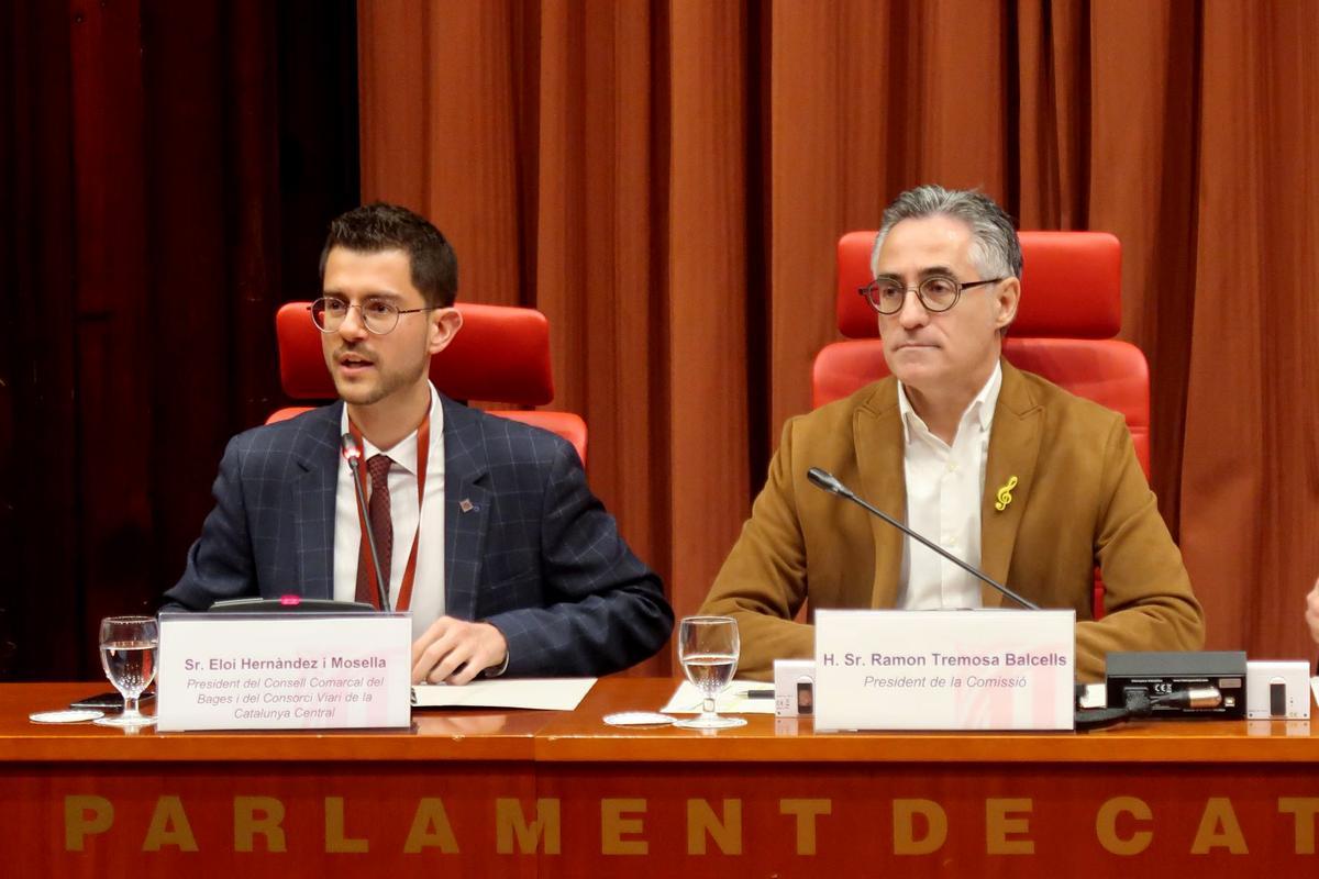 Eloi Hernàndez (a l'esquerra) durant la intervenció a la comissió de Territori al Parlament de Catalunya