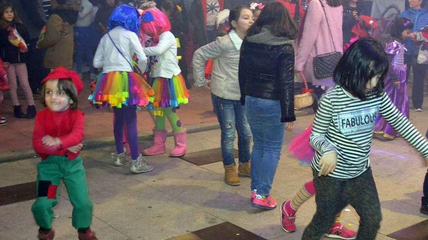 Los niños, algunos de ellos disfrazados, disfrutaron ayer el último baile de carnaval.