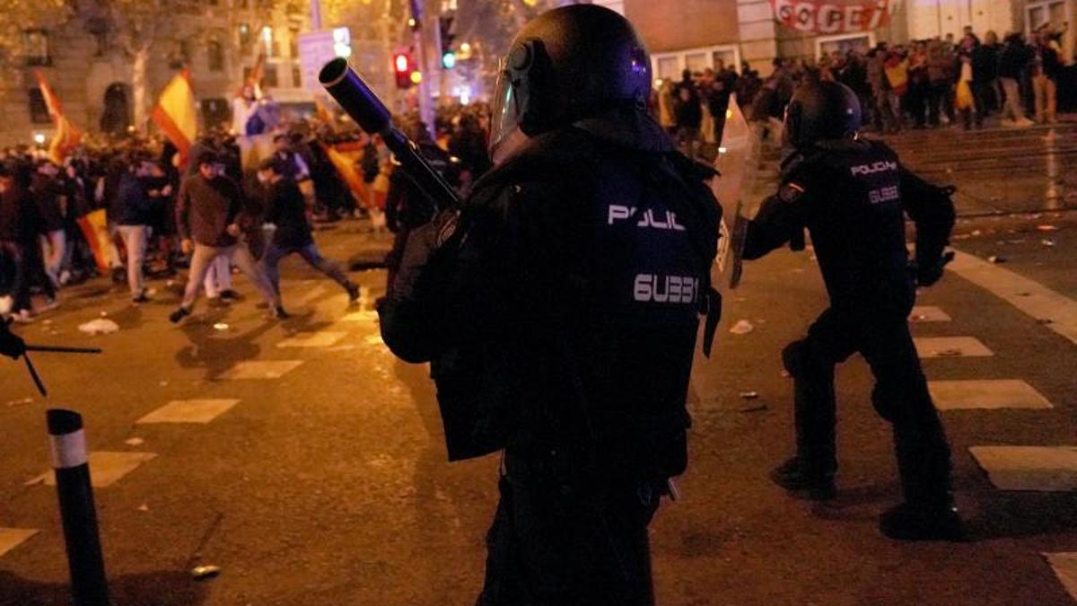 Carga policial contra los manifestantes en la calle Ferraz de Madrid en la noche del 15 de noviembre.