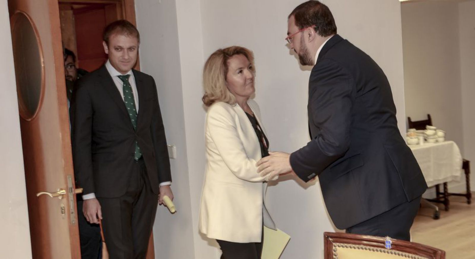 El presidente, Adrián Barbón, saluda a la portavoz del PP, Teresa Mallada. | Irma Collín