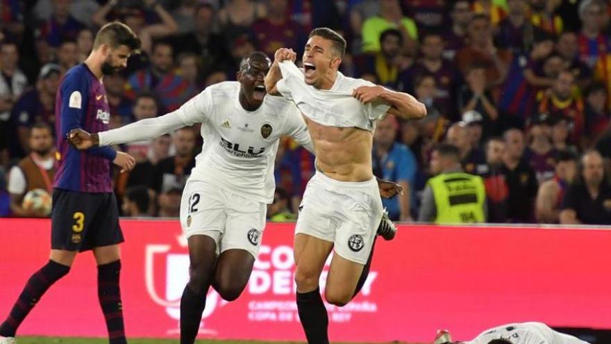 Diakhaby y Paulista, con el uniforme blanco del Valencia