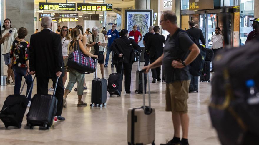 Los empleados del aeropuerto de Valencia amenazan con huelga en Semana Santa