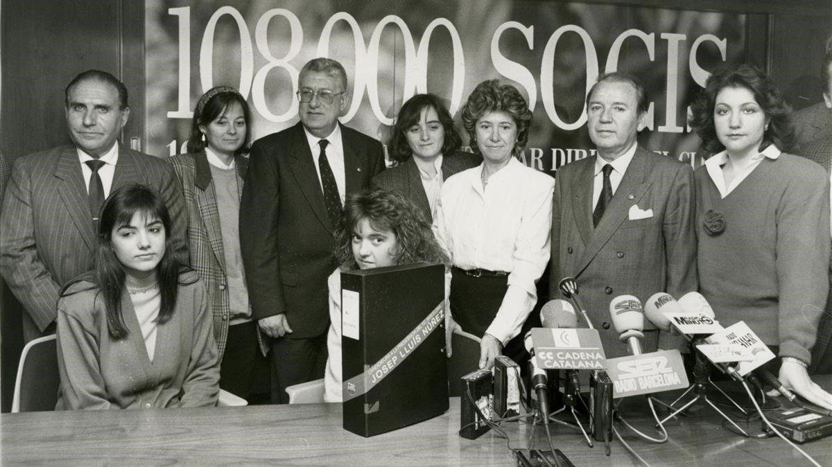 Núñez, junto a su esposa y miembros de su candidatura en la presentación de firmas para las elecciones a la presidencia del Barça de 1989.