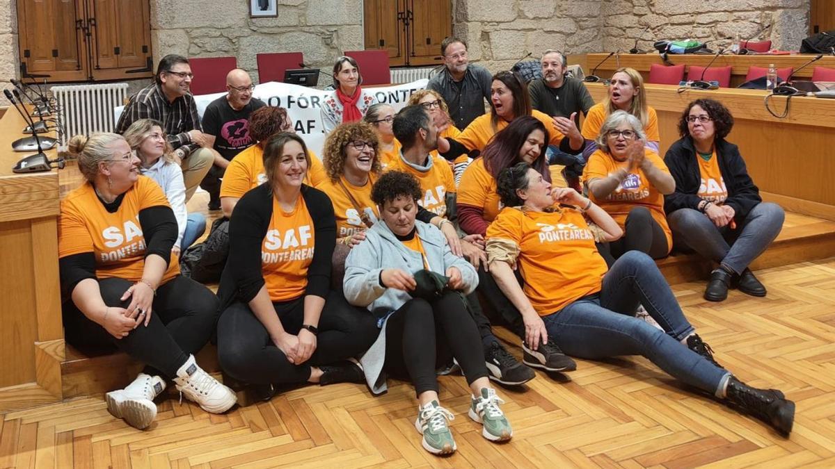 Las trabajadoras del SAF de Ponteareas que pasaron la noche en el salón de plenos.