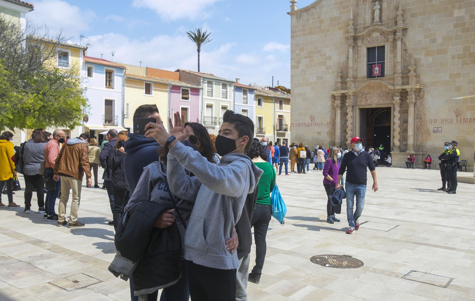 Largas colas en Santa Faz durante el domingo