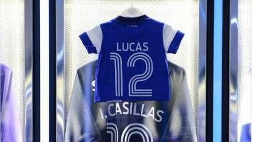 La camiseta de Lucas y la de Casillas.