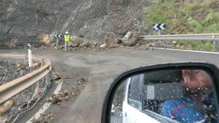 Un desprendimiento en Faneque obliga a cerrar la carretera de La Aldea