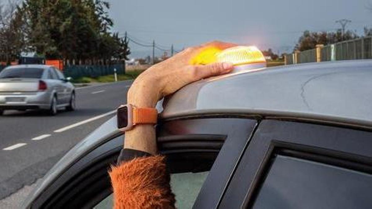 Multado con 100 euros por tener una avería en carretera, indicar el accidente con la baliza V 16 pero no tener visible correctamente la v 13 obligatoria la Guardia Civil extrema la vigilancia