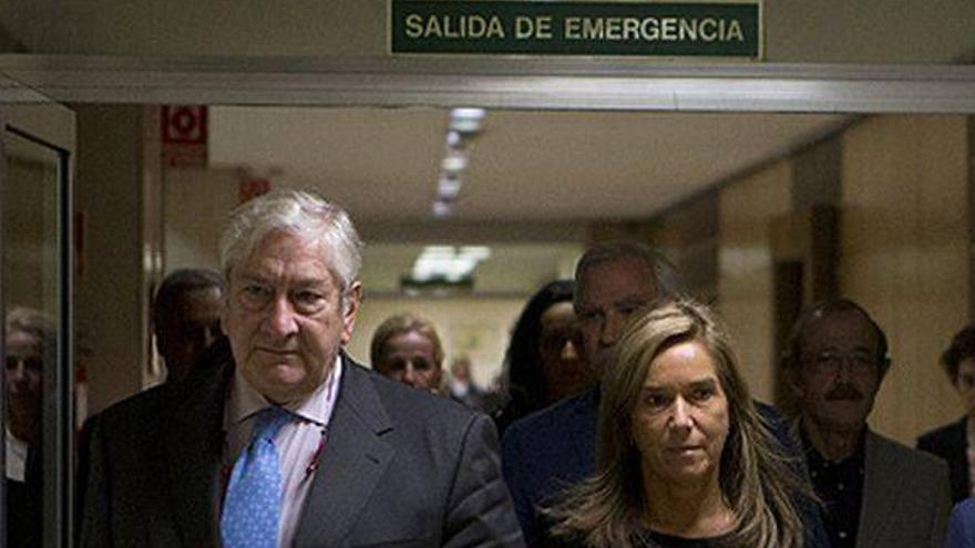 El presidente de Madrid destituye al consejero de Sanidad que humilló a la auxiliar con ébola