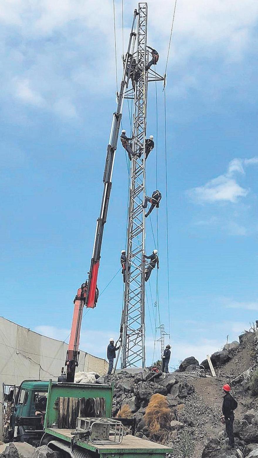 Reparación de algunas torretas por el personal de Endesa en La Palma.
