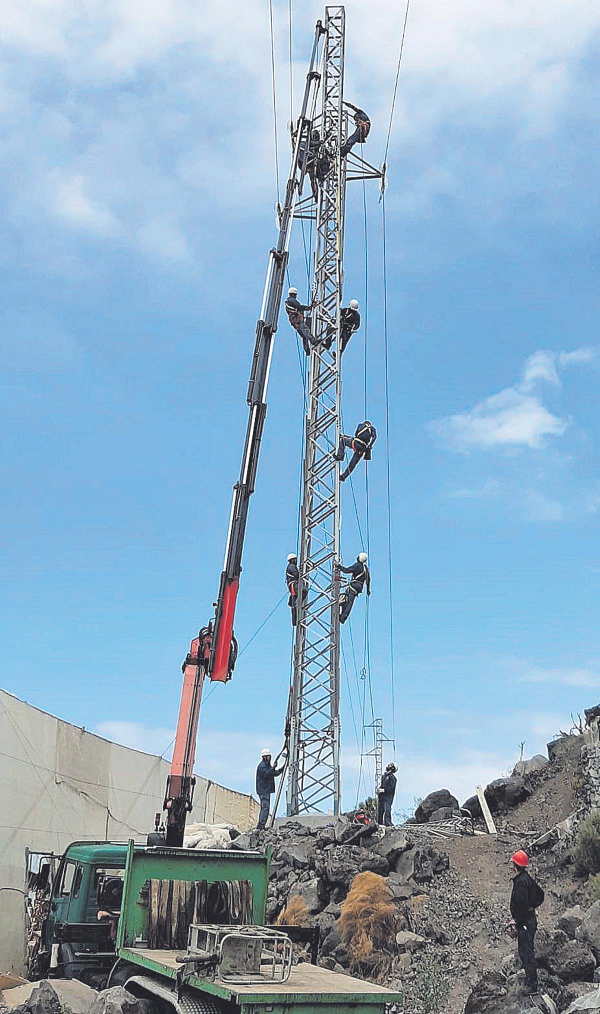 Reparación de algunas torretas por el personal de Endesa en La Palma.