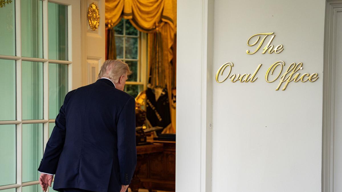 Donald Trump camina hacia el Despacho Oval