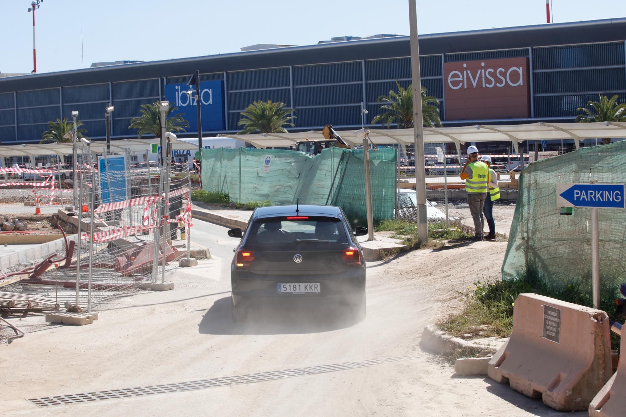 Obras en el aparcamiento del aeropuerto de Ibiza