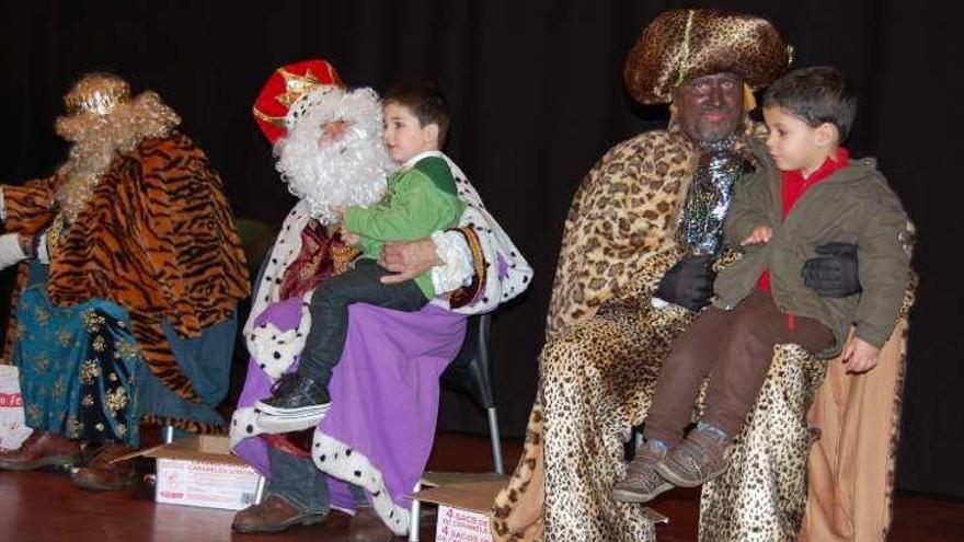 Los Reyes Magos escuchan a los niños en la cabalgata de 2014.