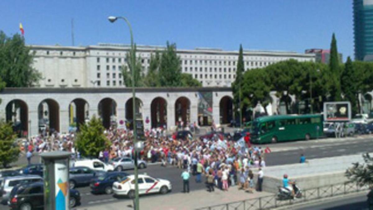 Funcionarios cortan la Castellana contra los recortes