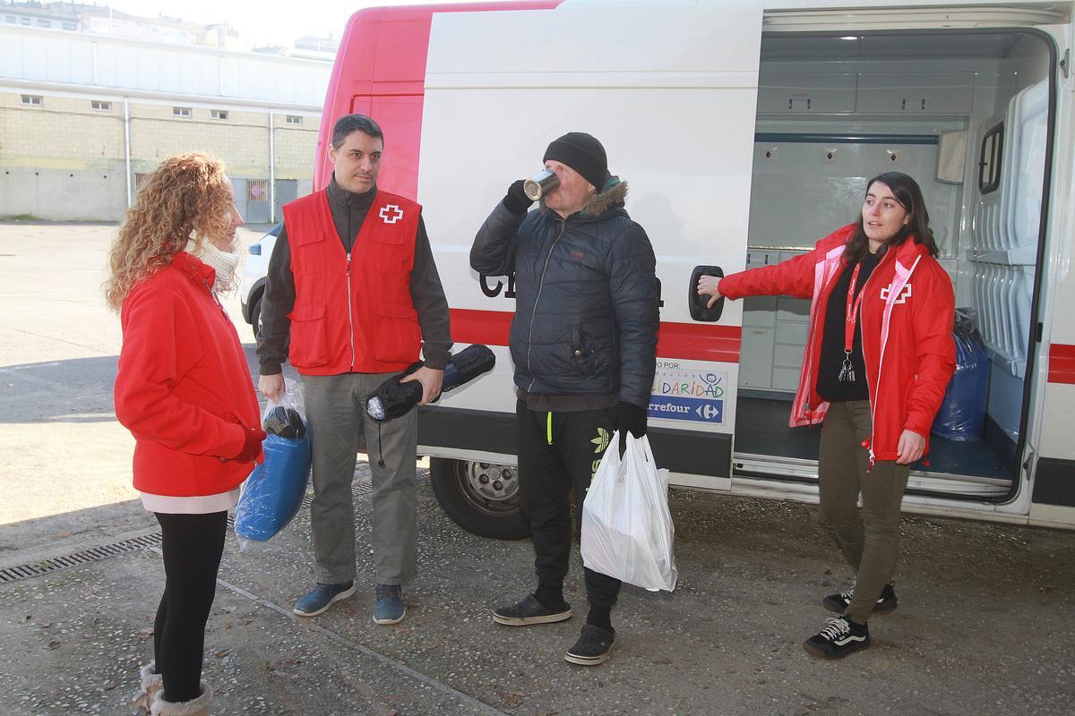 Los técnicos de Cruz Roja entregaron ayer comida y ropa de abrigo a Daniel, un alemán afincado junto al Miño.