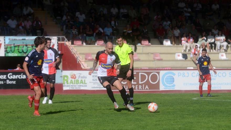 Borja Míguez controla un balón ante la presión de Cacheda del Alondras durante el encuentro disputado ayer en A Lomba.