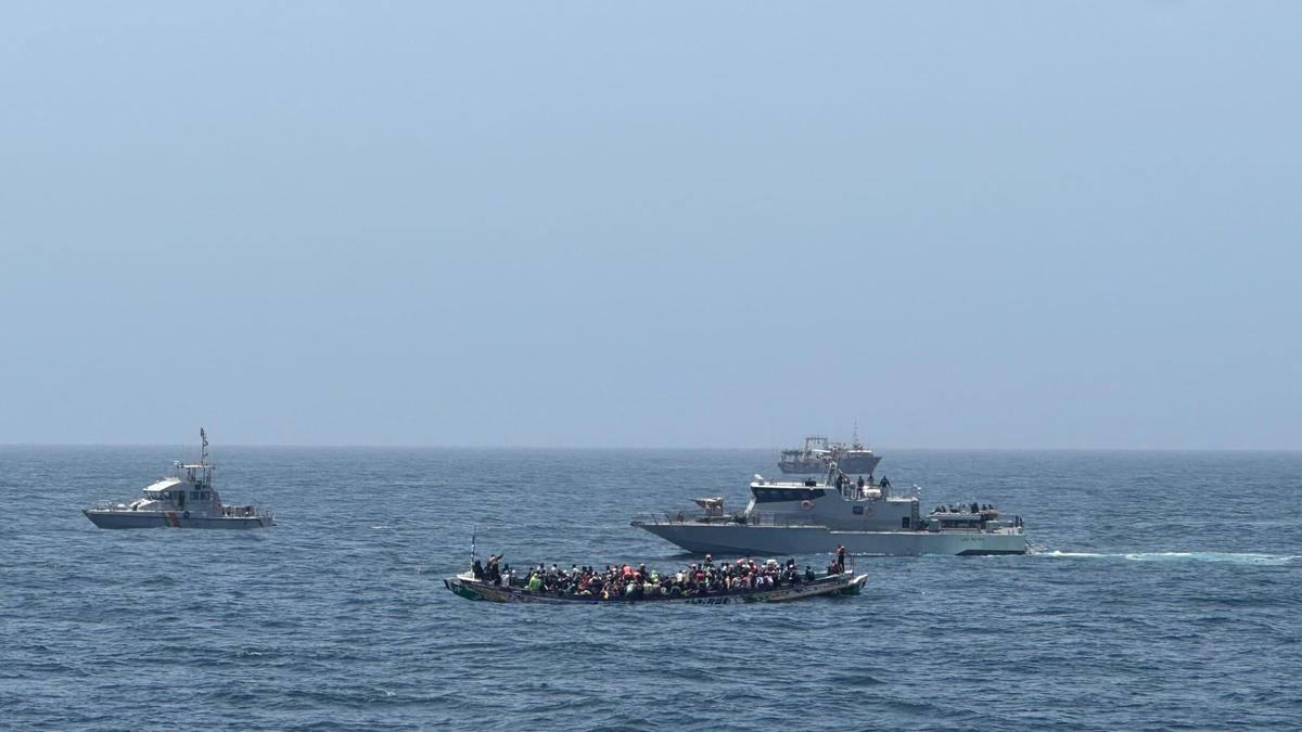 Imagen de archivo de una embarcación con más de 250 migrantes frente a las costas de Dakar.