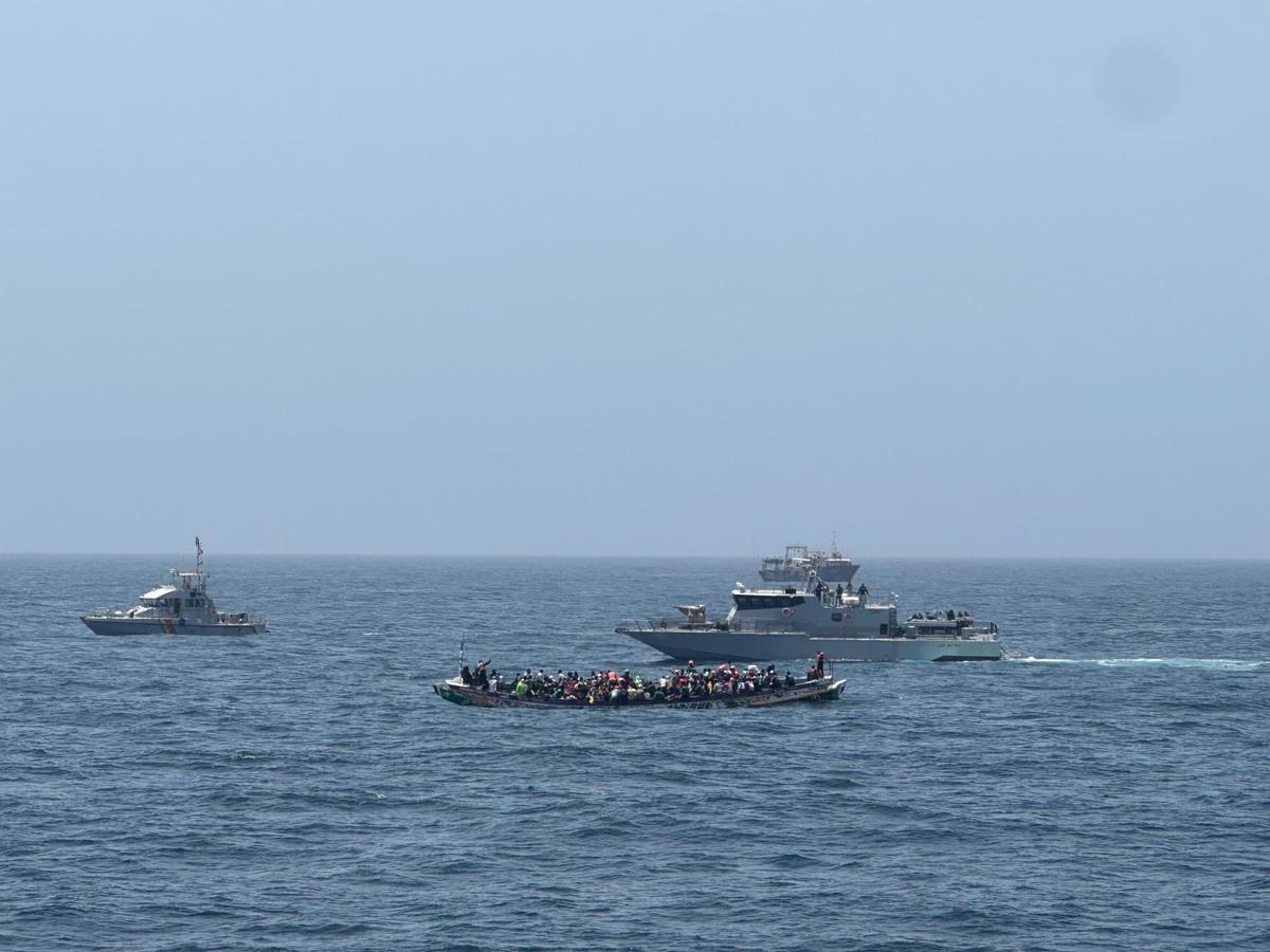 Imagen de archivo de una embarcación con más de 250 migrantes frente a las costas de Dakar.