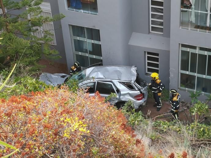 Un conductor borracho se precipita por un barranco