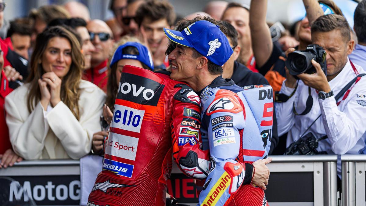 Marc Márquez, a la derecha, se abraza a 'Pecco' Bagnaia, en el 'corralito' de MotoGP.