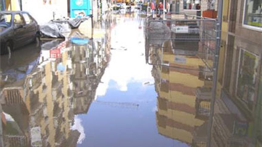 Una tormenta de agua y granizo inunda en Villanueva varias vías