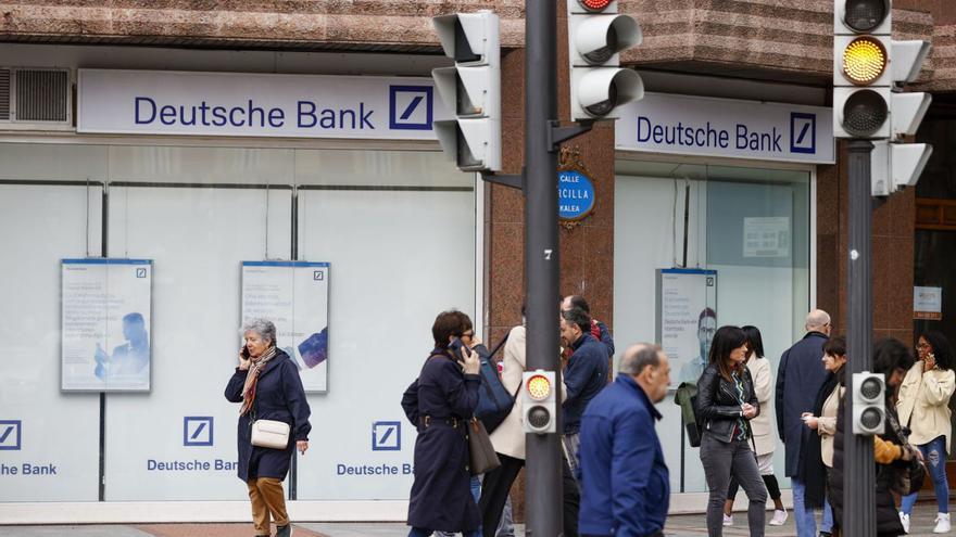 Una sucursal de Deutsche Bank, ayer. |   // LUIS TEJIDO/EFE