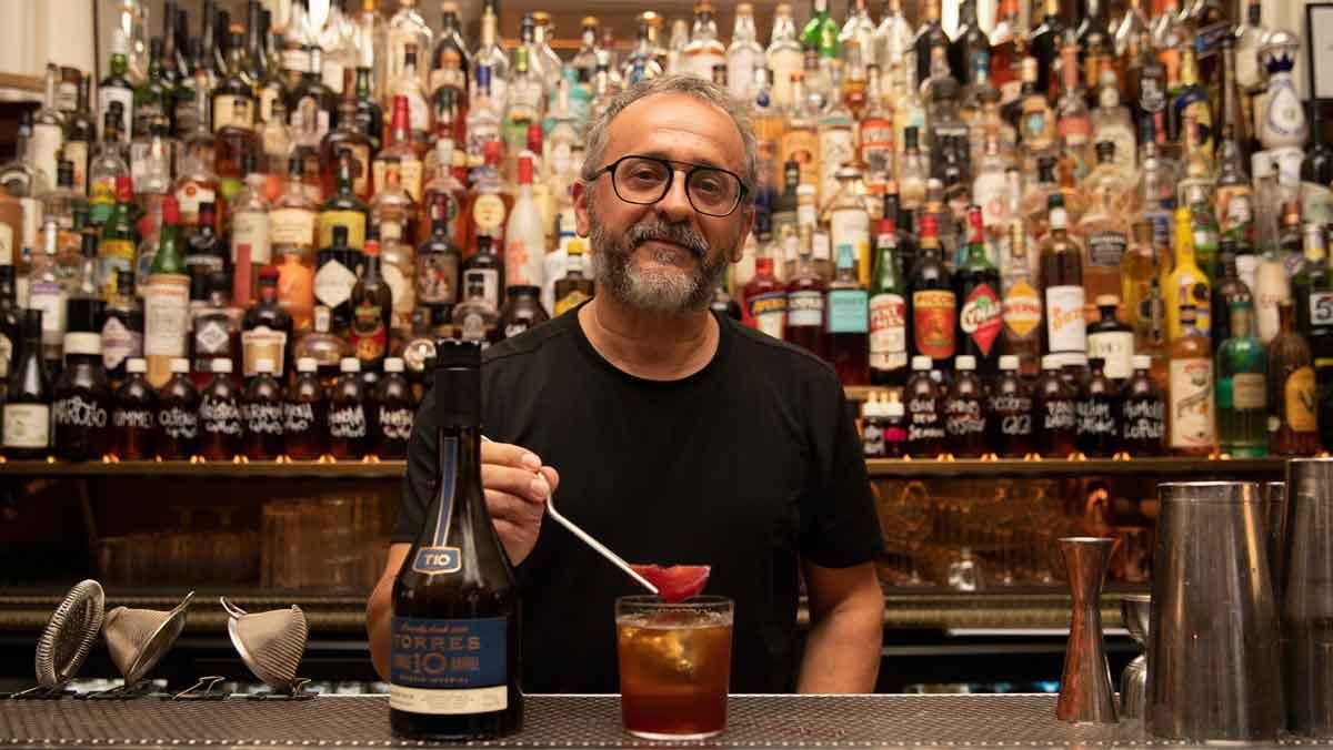 Mariano Miranda posa el toc final al còctel del JOK inspirat en els préssecs al vi.