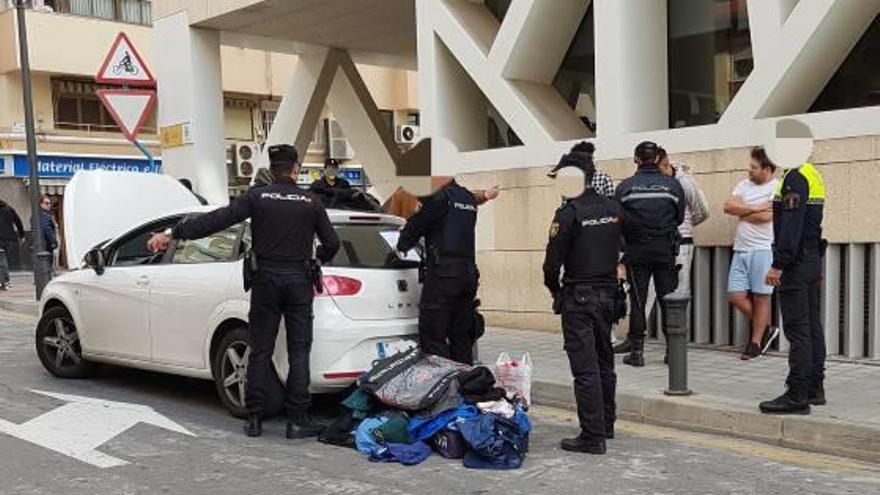 Varios agentes ayer en la Comisaría Provincial junto al vehículo y sus tres ocupantes.