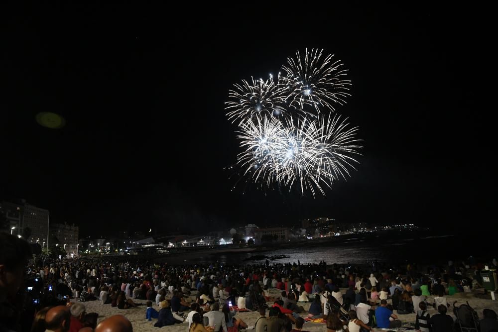 La Batalla Naval reúne a más de 100.000 personas, según el Concello, en las playas de Orzán y Riazor en un espectáculo de gran luminosidad.
