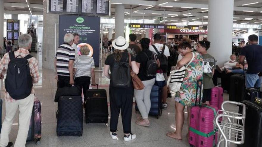 Pasajeros en el área de Salidas en el aeropuerto de Palma.