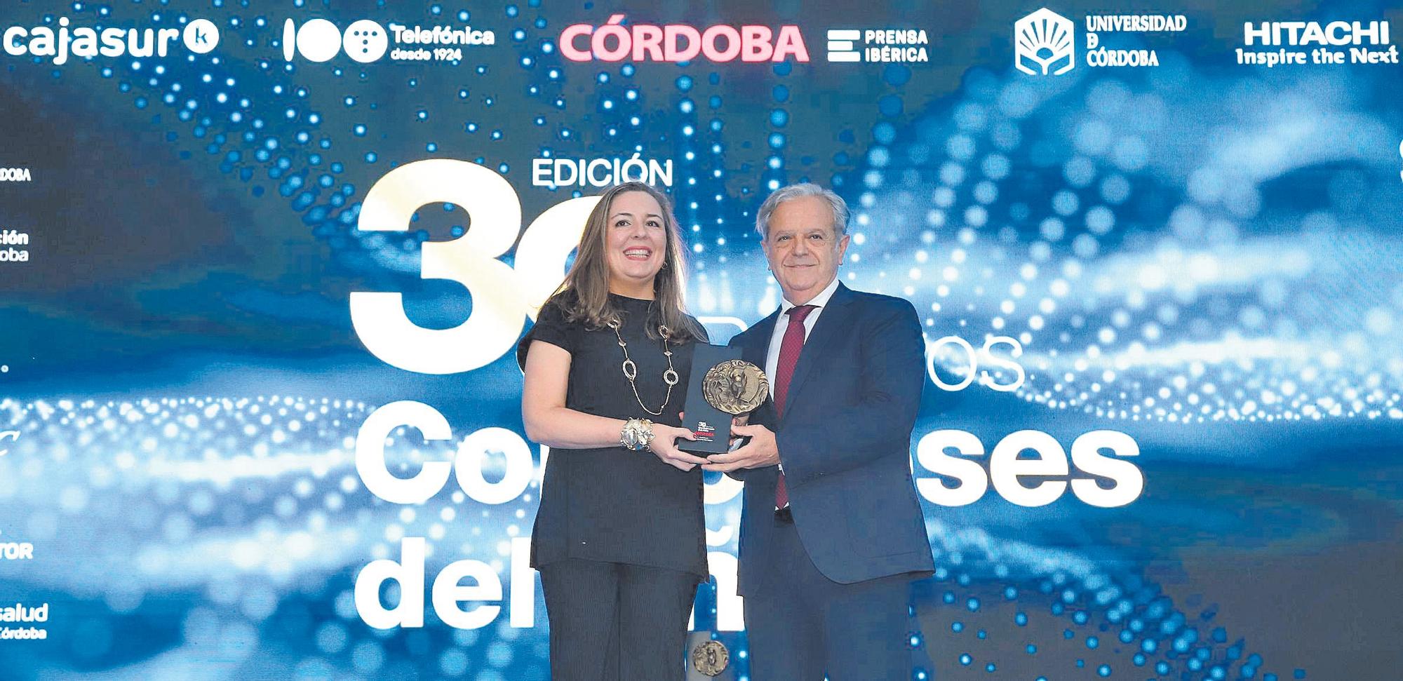 25.	Ángela Manzano, directora de Calderería Manzano, recibe el premio Cordobés del Año que le hizo entrega el presidente de la Diputación, Salvador Fuentes.