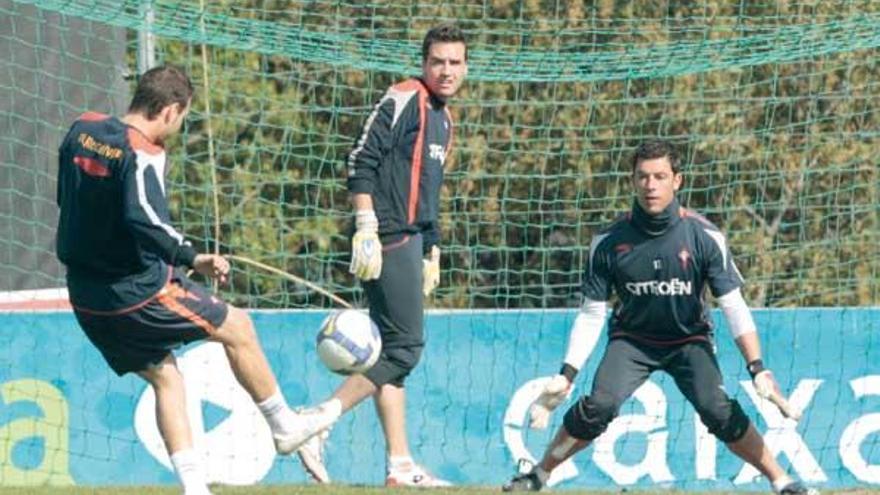 David Rodríguez remata a portería en el entrenamiento de ayer, con Notario bajo los palos y Falcón a su lado.