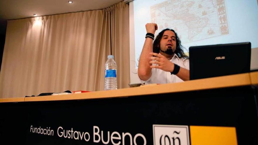 Santiago Armesilla, ayer, durante su lección en la Escuela de Filosofía, en la sede de la Fundación Gustavo Bueno.