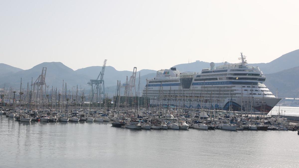 Embarcaciones y un crucero en el Puerto de Cartagena.