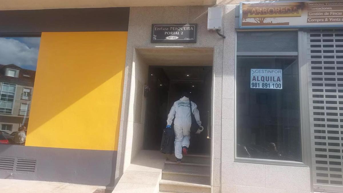 Agentes de Criminalística de Policía Judicial de la Guardia Civil acceden al inmueble donde se produjo el incendio