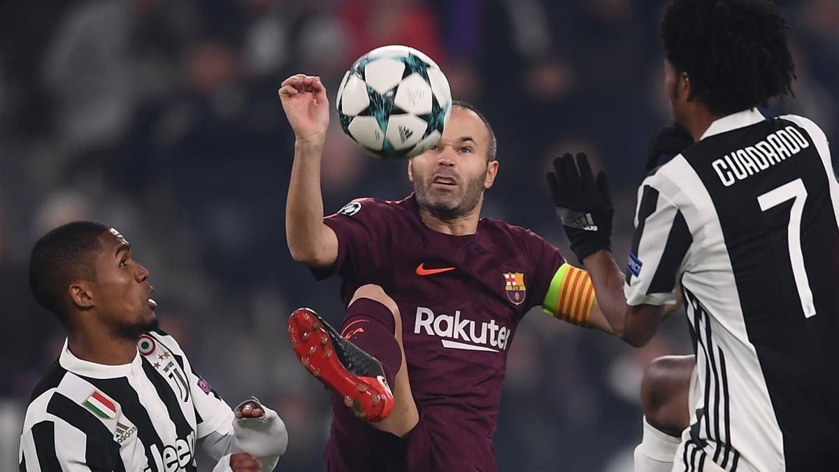 rpaniagua41049675 barcelona s spanish midfielder andres iniesta  c  fights for171122233400