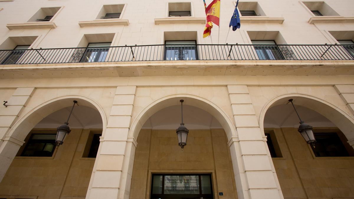Imagen de la fachada de la Audiencia de Alicante donde se celebró el juicio por el asalto.