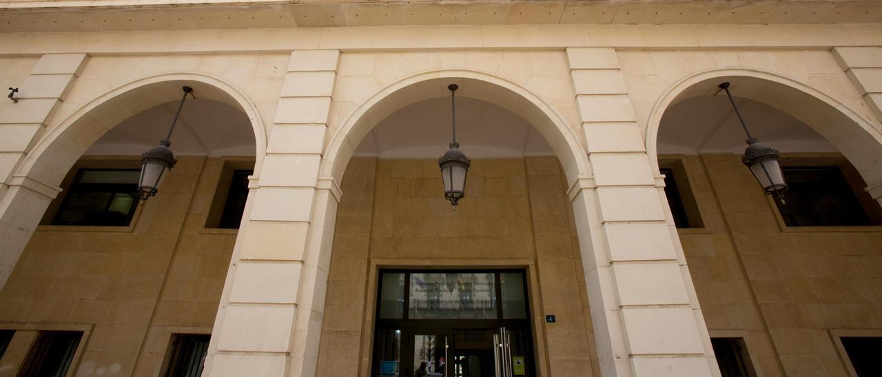 Imagen de la fachada de la Audiencia de Alicante donde se celebró el juicio por el asalto.