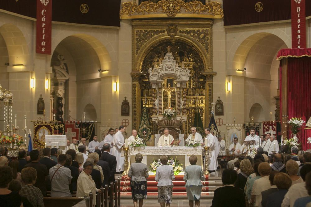 Los altares y cánticos impregnan de fiesta religiosa el casco antiguo de Alicante durante la procesión