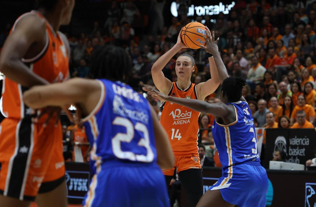 Raquel Carrera, de nuevo decisiva en el partido de La Fonteta