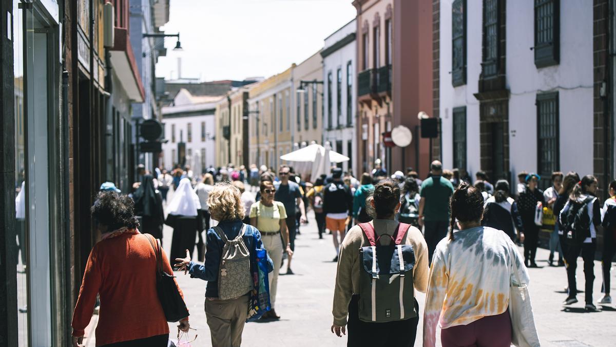 Personas paseando por el centro de La Laguna.jpg